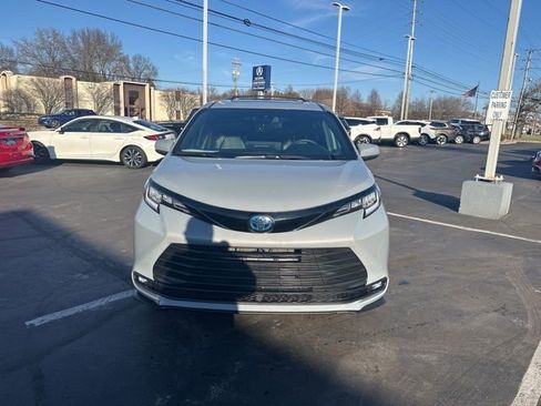 Used 2025 Toyota Sienna XLE Woodland Edition AWD/4WD image 2