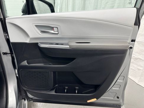 Used 2025 Toyota Sienna XLE image 62