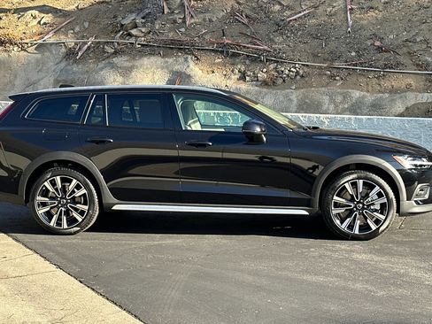 New 2026 Volvo V60 B5 Cross Country Ultra w/ Climate Package image 4