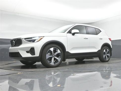 Used 2023 Volvo XC40 B4 Plus w/ Protection Package Premier image 12
