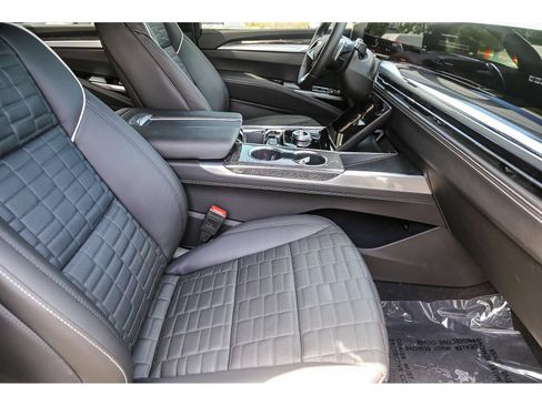 Used 2025 Cadillac Escalade ESV V AWD/4WD image 15