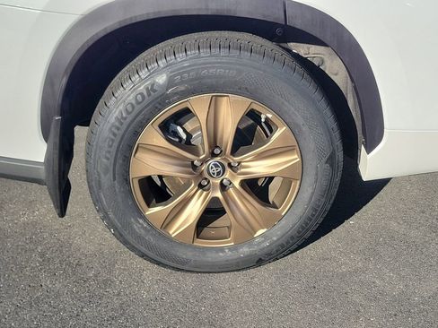 Used 2022 Toyota Highlander Bronze Edition image 6