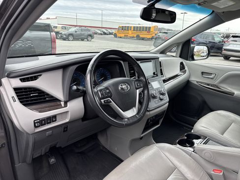 Certified 2017 Toyota Sienna XLE image 9