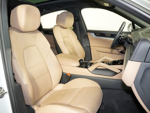 Certified 2024 Porsche Cayenne Coupe AWD/4WD image 42