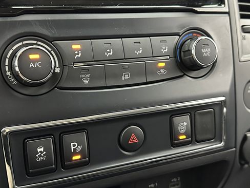 Used 2023 Nissan Titan SV image 15