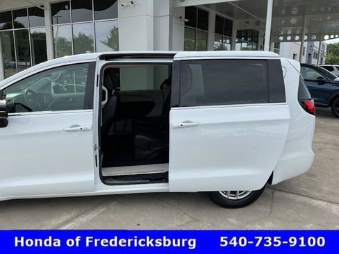 Used 2024 Chrysler Pacifica Touring-L FWD image 16