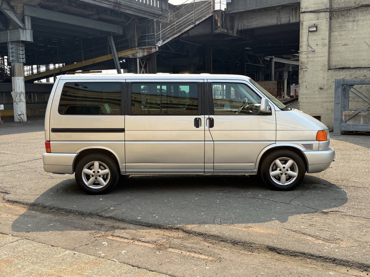 Used 2003 Volkswagen Eurovan MV FWD image 36
