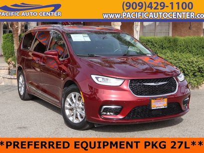 Used 2021 Chrysler Pacifica Touring-L w/ Uconnect Theater Family Group