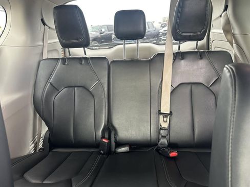 Used 2024 Chrysler Pacifica Select image 48