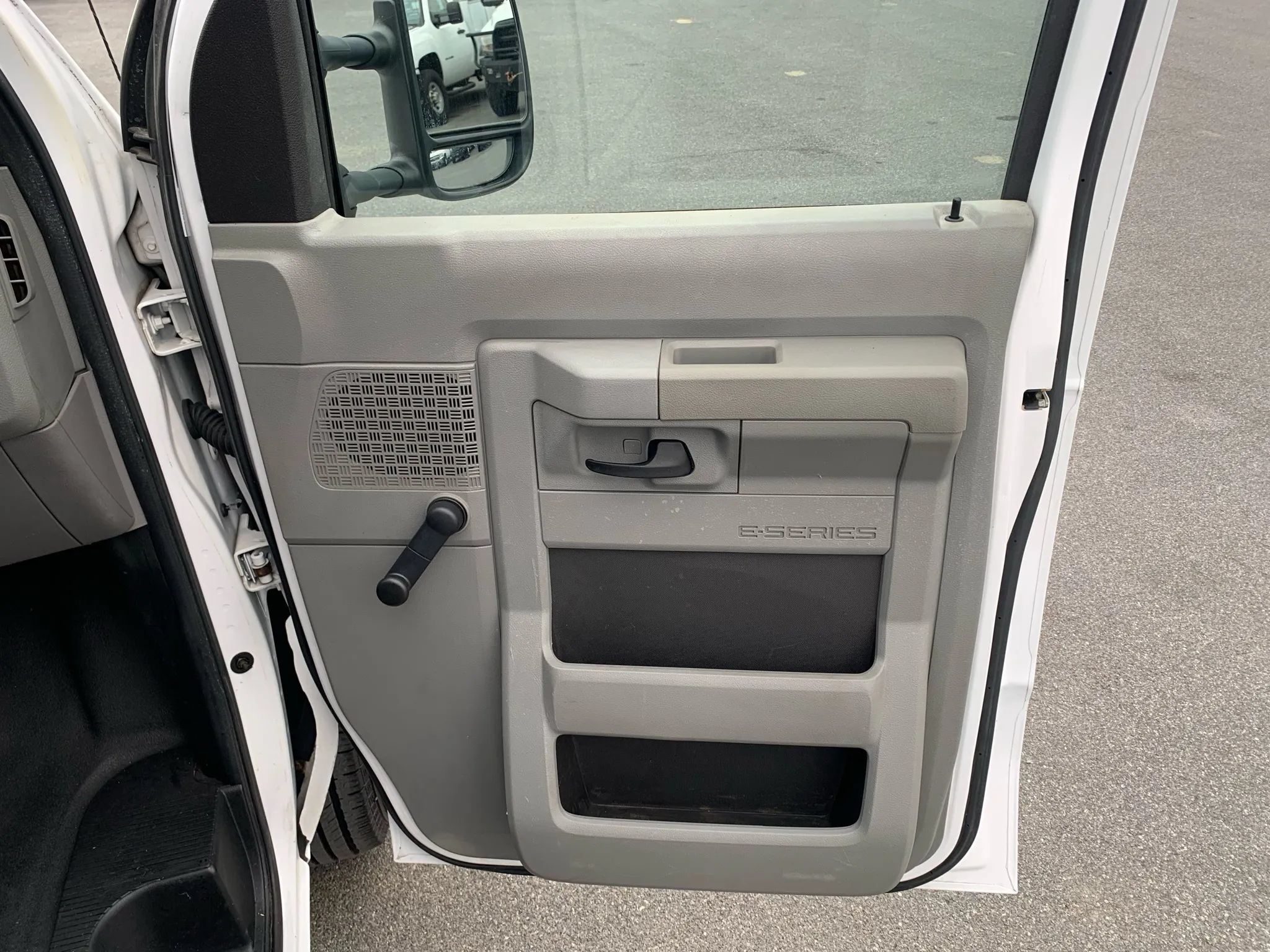 Used 2014 Ford E-350 and Econoline 350 Extended Super Duty w/ Insulation Package RWD image 18