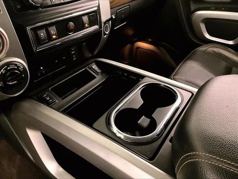Used 2018 Nissan Titan SL w/ Chrome Package AWD/4WD image 16