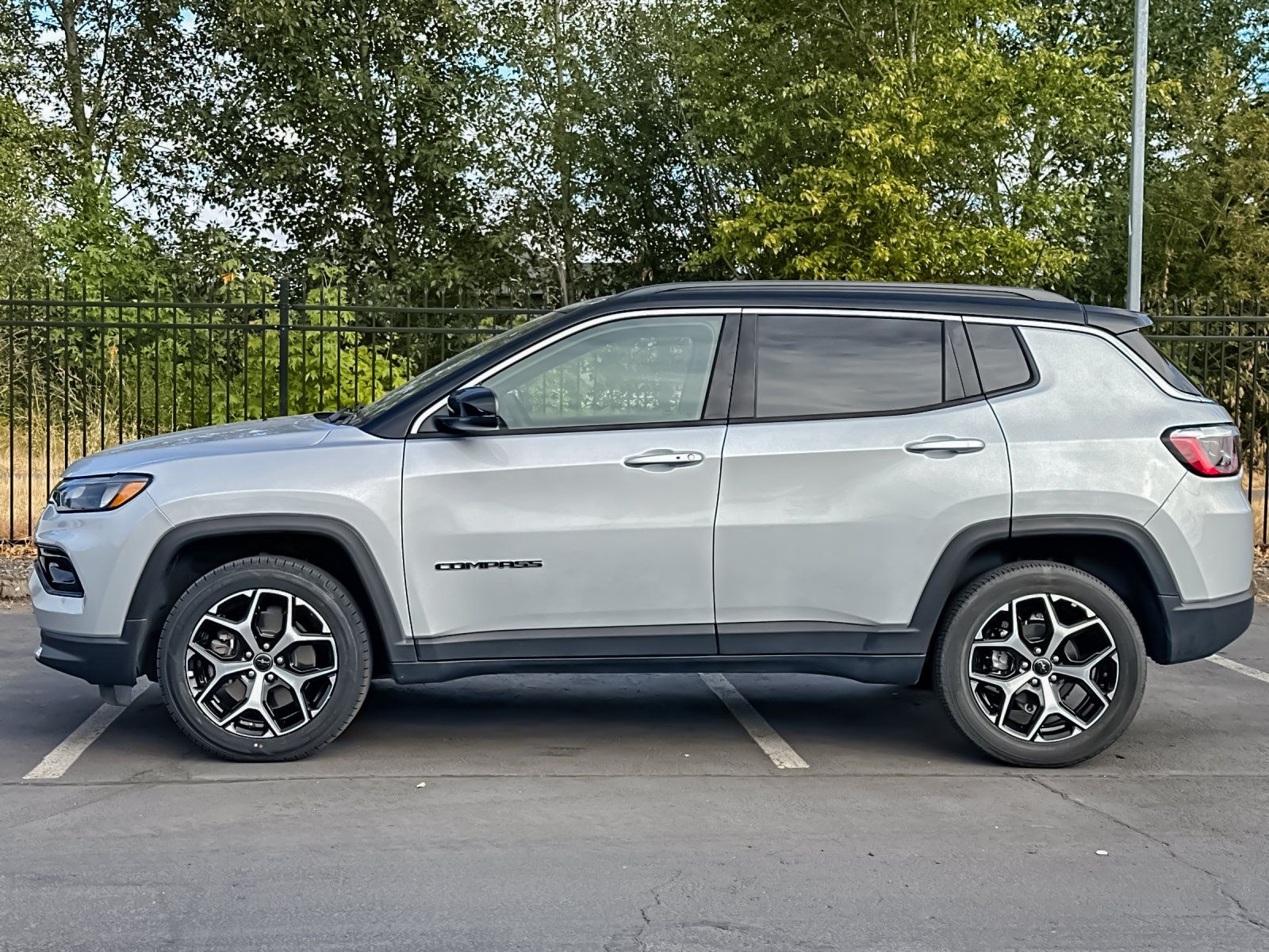 Used 2025 Jeep Compass Limited AWD/4WD image 6