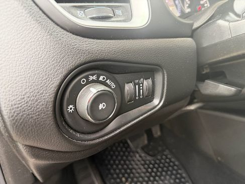 Certified 2020 Jeep Renegade Latitude w/ Cold Weather Group image 32