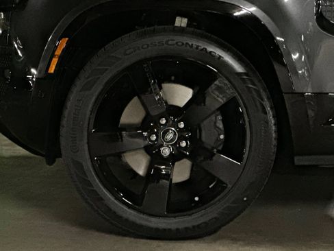 New 2025 Land Rover Defender 110 X-Dynamic SE image 13