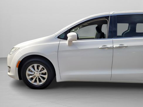 Used 2019 Chrysler Pacifica Touring Plus image 34