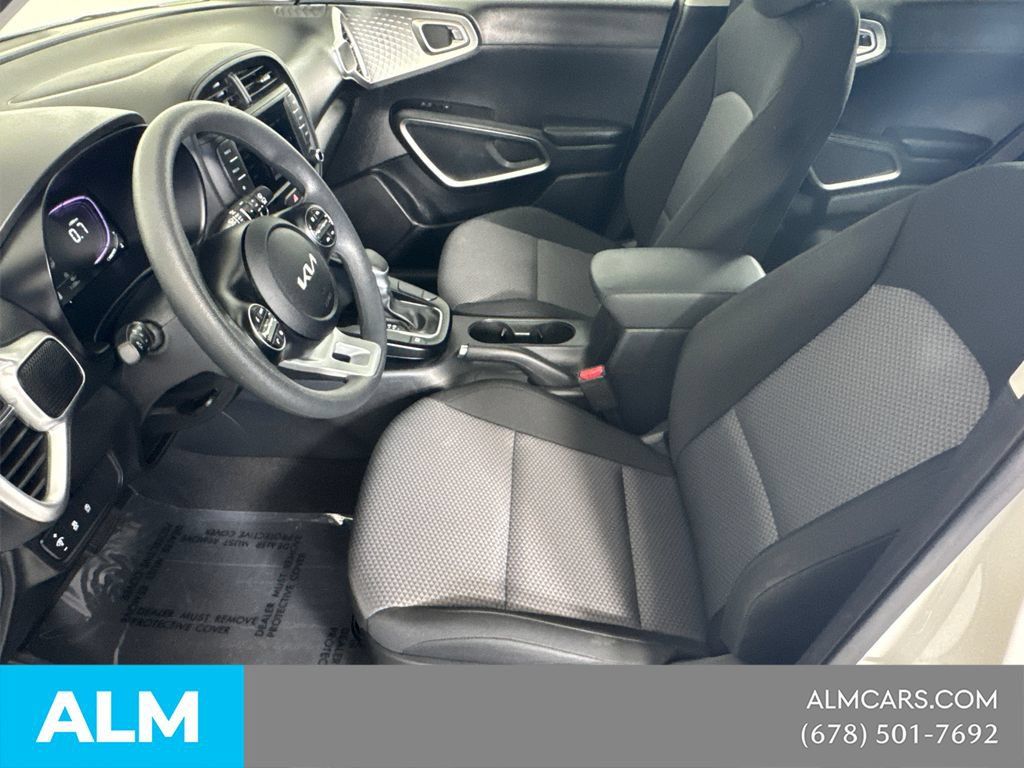 Used 2025 Kia Soul LX w/ LX Technology Package FWD image 11