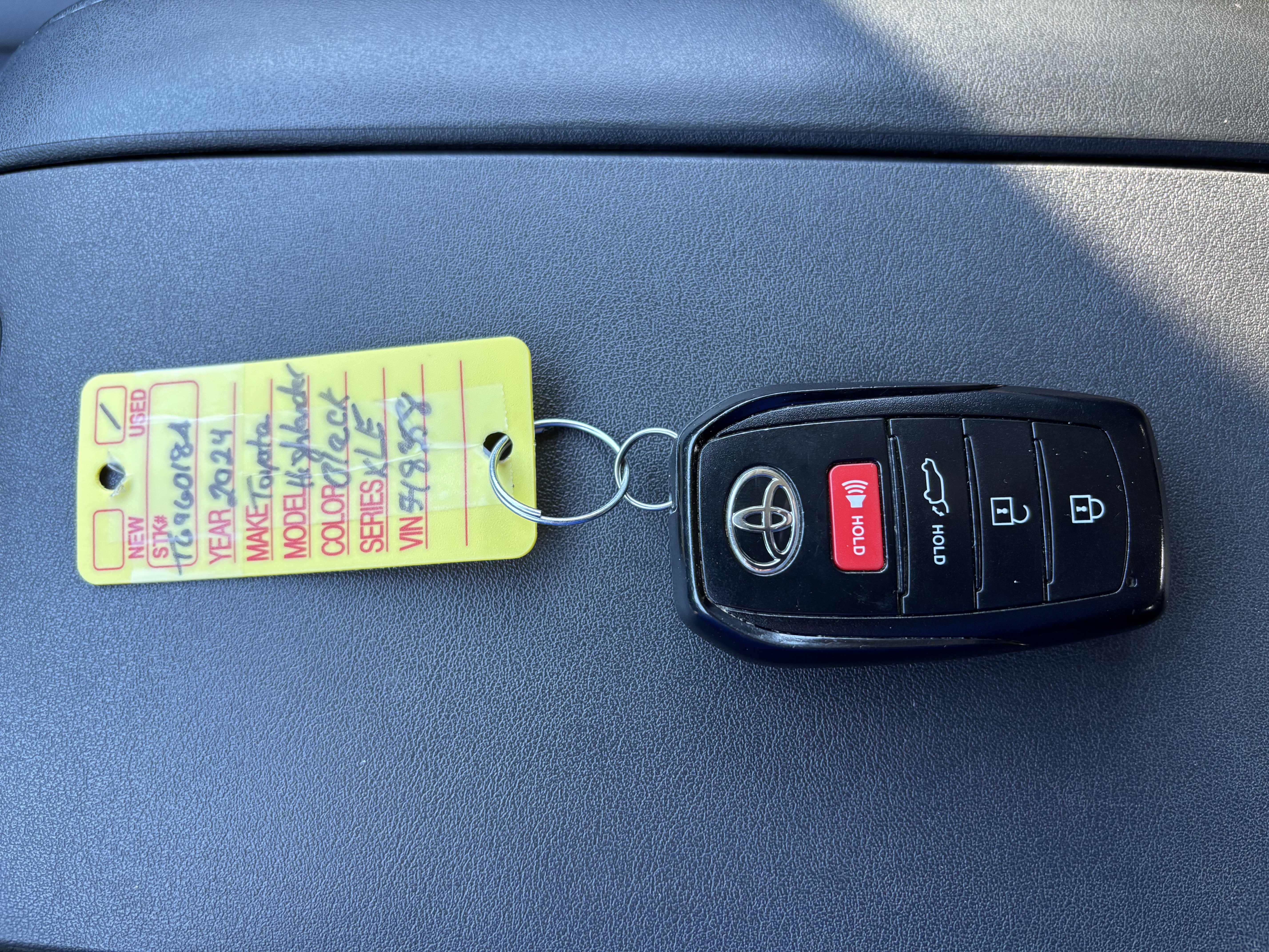 Used 2024 Toyota Highlander XLE AWD/4WD image 12