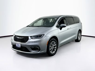 Used 2023 Chrysler Pacifica Touring-L w/ Uconnect Theater Family Group