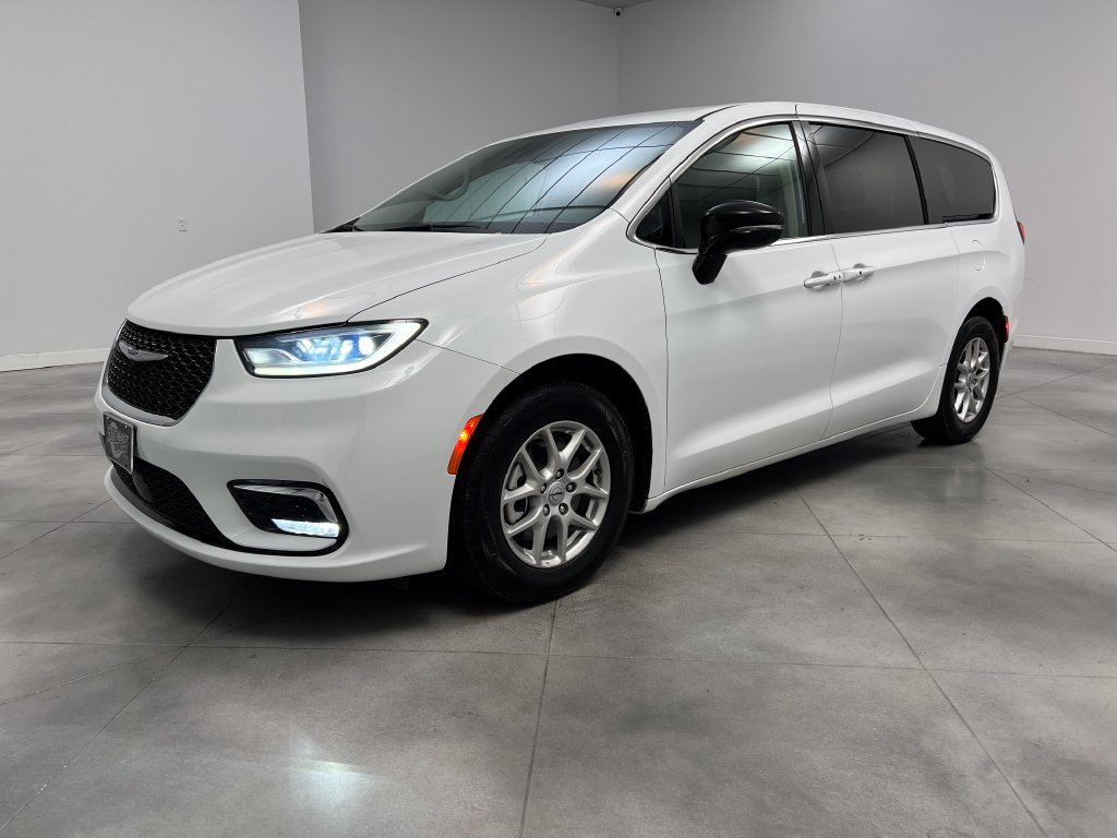 Used 2024 Chrysler Pacifica Touring-L FWD image 4