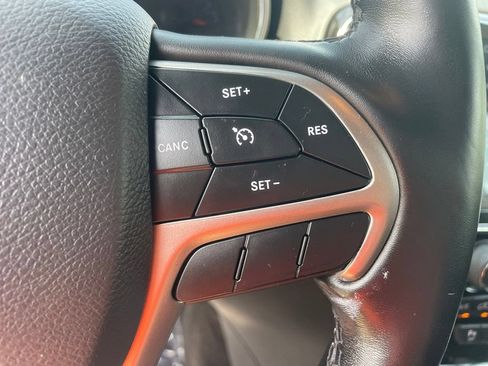 Used 2022 Jeep Grand Cherokee Laredo X AWD/4WD image 31