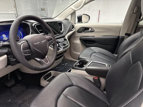 Used 2024 Chrysler Pacifica Limited FWD image 10