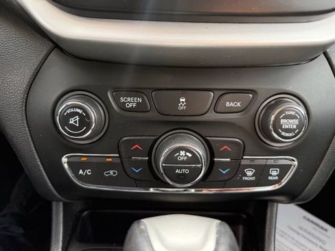 Used 2014 Jeep Cherokee Trailhawk w/ Comfort/Convenience Group AWD/4WD image 15