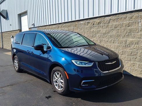 Used 2024 Chrysler Pacifica Touring-L FWD image 2