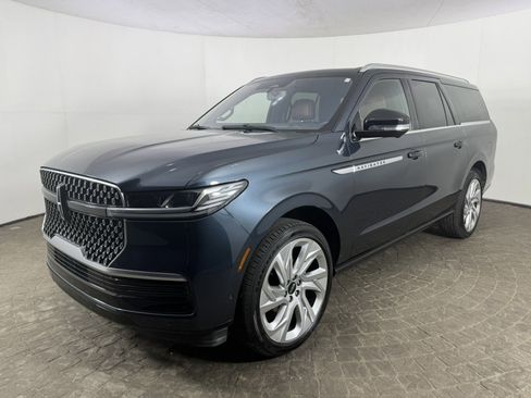 Used 2025 Lincoln Navigator L Reserve image 3