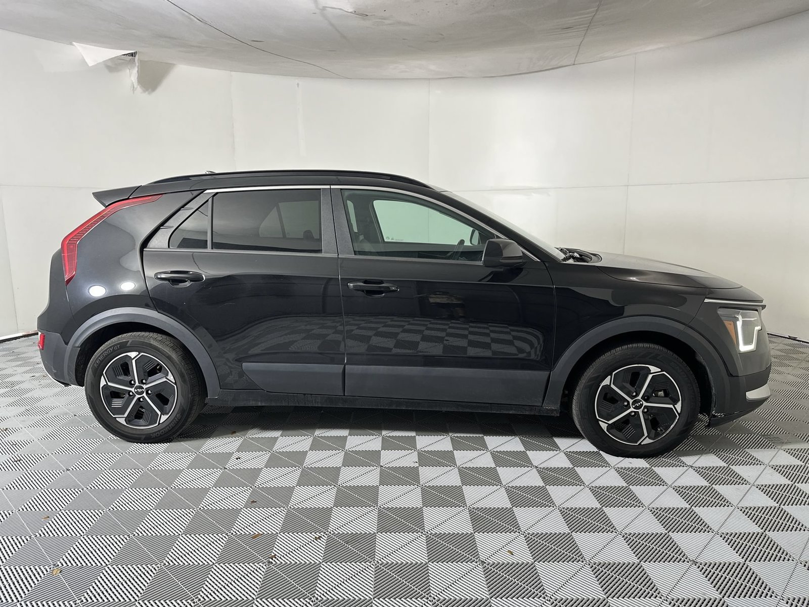 Used 2024 Kia Niro LX FWD image 9