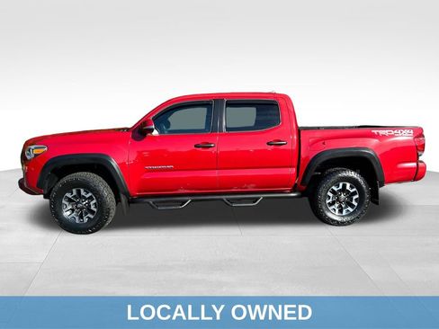 Used 2017 Toyota Tacoma TRD Off-Road AWD/4WD image 3