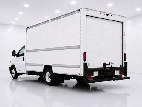 Used 2021 GMC Savana 3500 Extended w/ Power Convenience Package RWD image 3