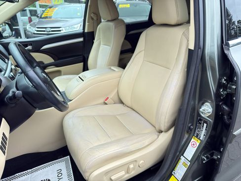 Used 2016 Toyota Highlander XLE AWD/4WD image 14