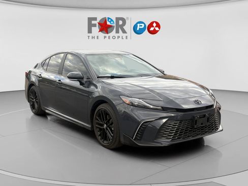 Used 2025 Toyota Camry SE image 7