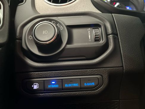 Used 2025 Jeep Wrangler Sahara AWD/4WD image 18