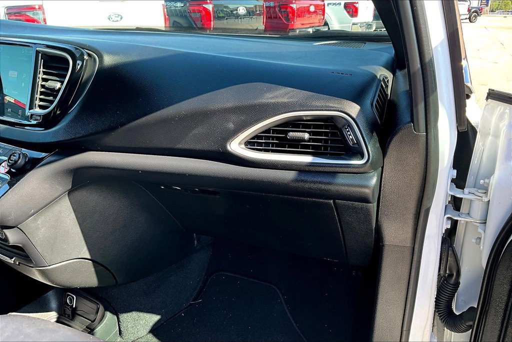 Used 2025 Chrysler Pacifica Select FWD image 16