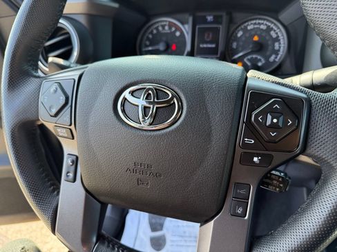 Used 2022 Toyota Tacoma TRD Sport AWD/4WD image 23