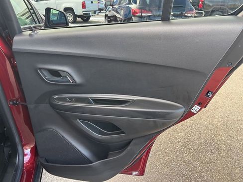Used 2022 Chevrolet Trax LT w/ LT Convenience Package image 48