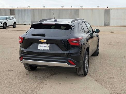 Used 2025 Chevrolet Trax LT FWD image 8