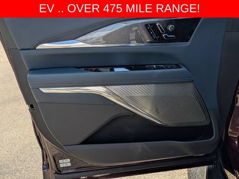 Used 2025 Cadillac Escalade IQ Luxury 2 w/ LPO, Premium Carpet Package AWD/4WD image 34