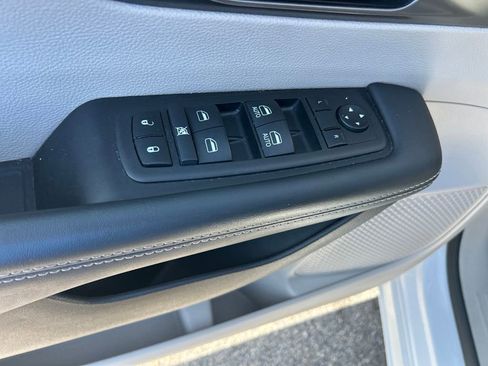 Used 2024 Chrysler Pacifica Touring-L FWD image 29