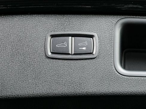 Certified 2026 Porsche Macan AWD/4WD image 33
