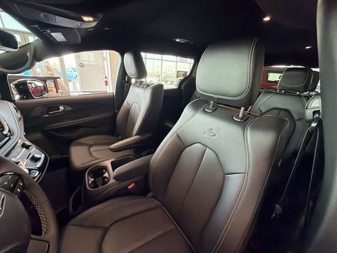New 2026 Chrysler Pacifica Select image 11