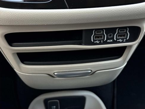 Used 2023 Chrysler Pacifica Touring-L FWD image 12