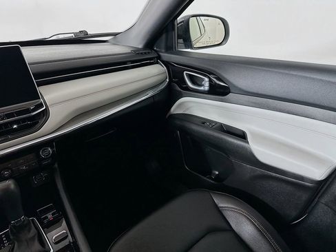 Used 2024 Jeep Compass Limited image 33