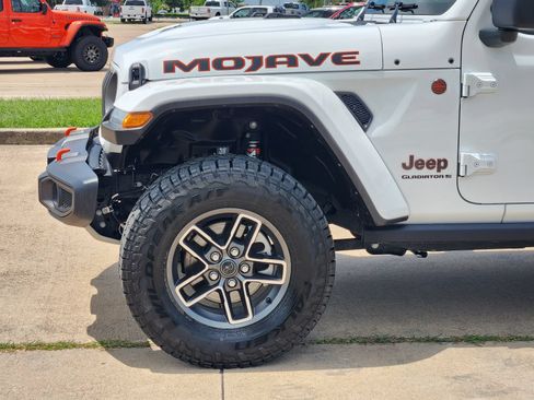 Used 2025 Jeep Gladiator Mojave w/ Convenience Group AWD/4WD image 10