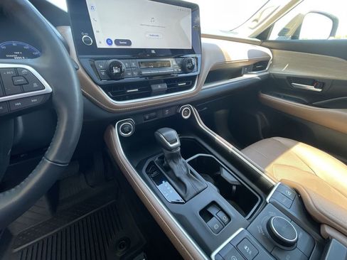 Used 2024 Toyota Grand Highlander AWD image 35