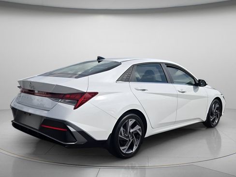 Certified 2025 Hyundai Elantra SEL FWD image 8
