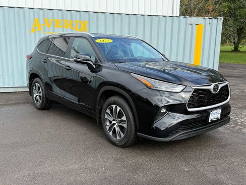 Used 2023 Toyota Highlander XLE image 3