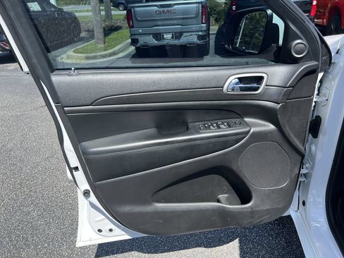 Used 2018 Jeep Grand Cherokee Altitude RWD image 14