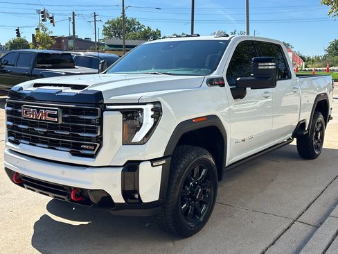 Used 2025 GMC Sierra 2500 AT4 w/ AT4 Premium Plus Package AWD/4WD image 4